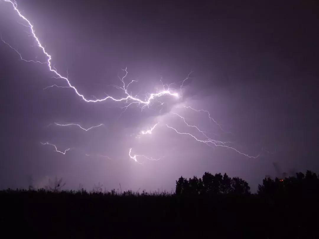 有人在等雨停，有人期待雨伞