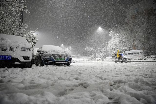 郑州大暴雪来袭，城市应对与人们的暖心故事