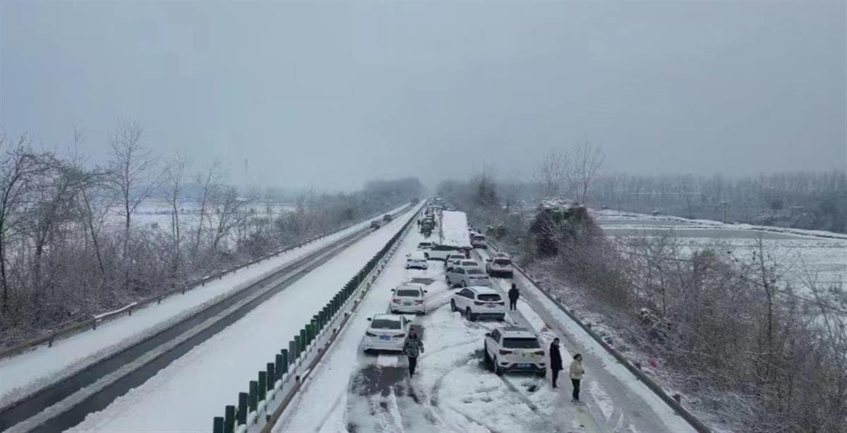 返乡之路遇暴雪，被困高速20小时的心灵体验