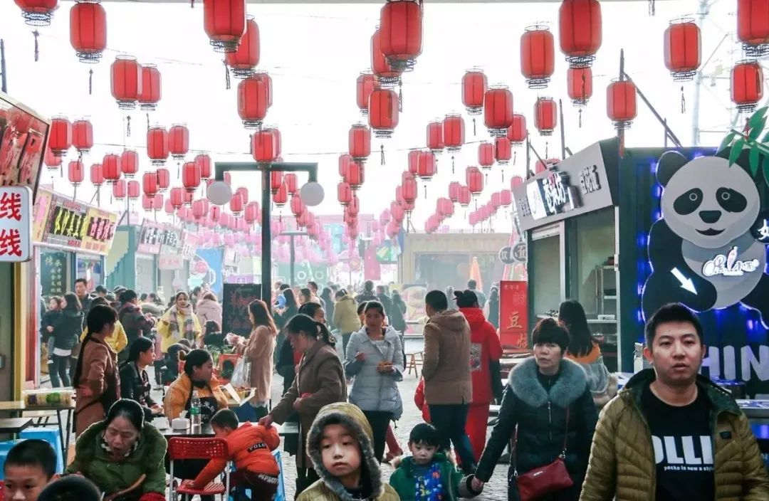 首次春节庙会小吃摆摊风云！铁板鱿鱼肉夹传奇引爆万人疯狂排队，场面盛况空前揭秘！