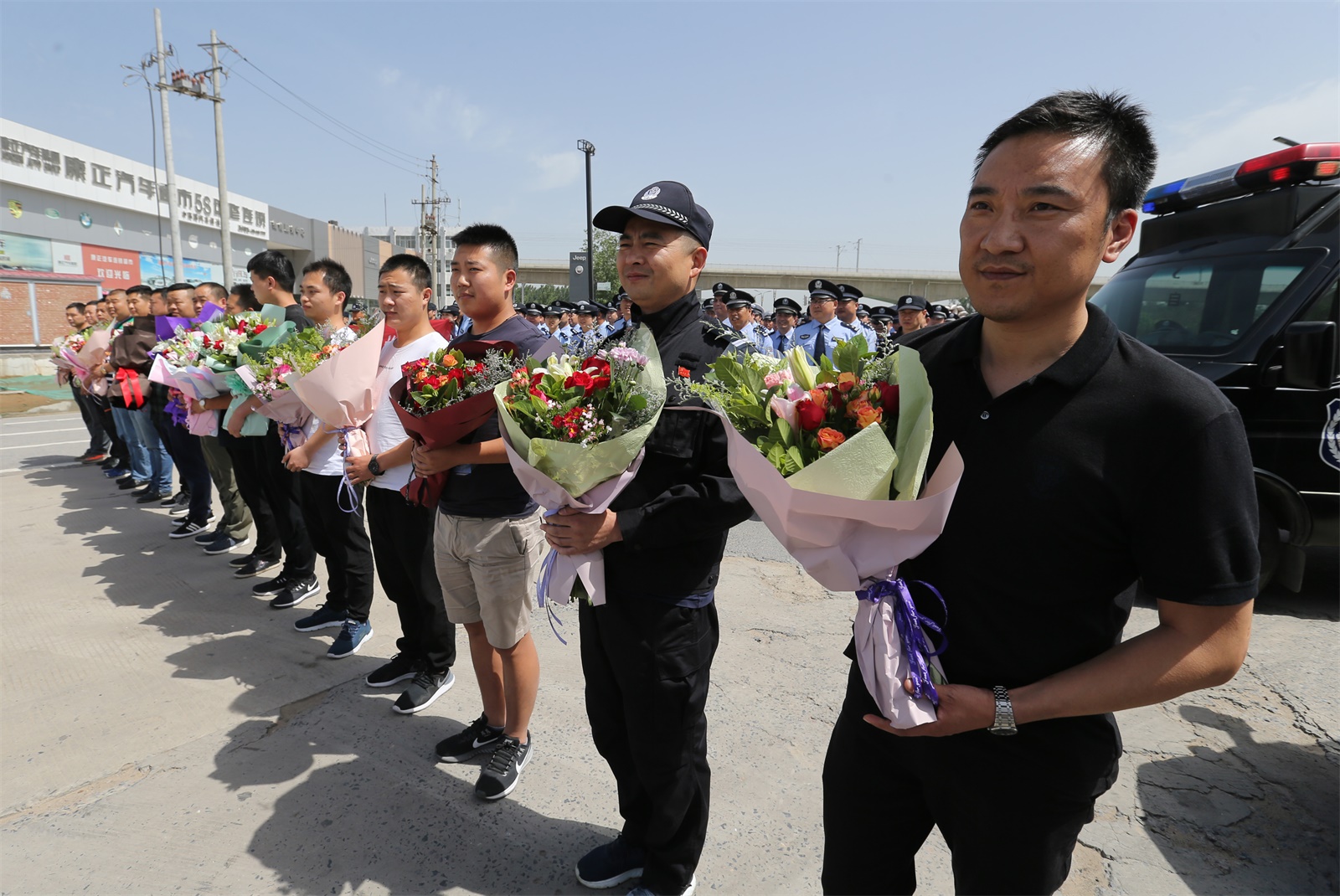 演员王星案揭秘，跨境追捕行动，十名嫌犯成功押解回国内幕大解密！悬疑重重待揭晓。