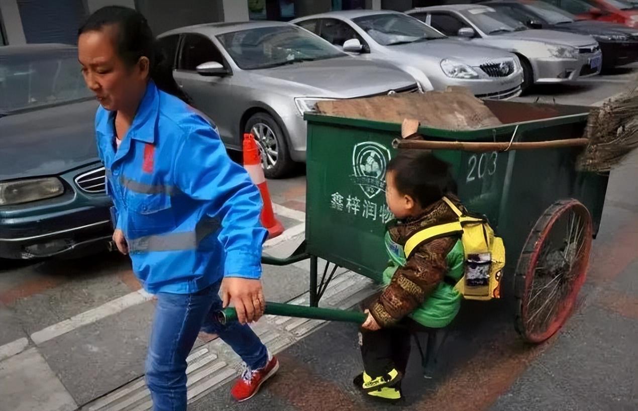 宝妈携子进车间上班遭拒，背后的故事引人深思！师傅劝阻竟引争议风波。