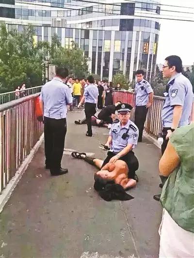 乌克兰男子街头遛狗意外被征兵人员带走，背后真相究竟如何？深度解析事件内幕。