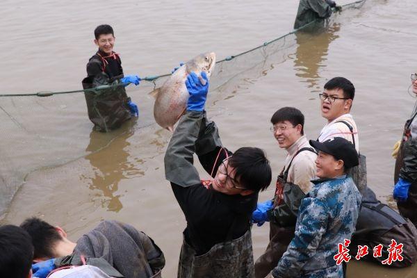 大学生钓获巨型鱼狂欢两小时，校园掀起热议波澜！揭秘背后的故事……