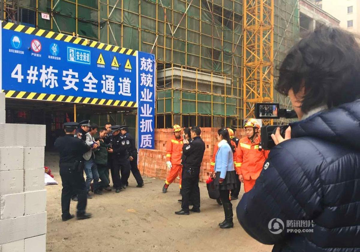 工人未系安全带被罚吊在工地门口示众