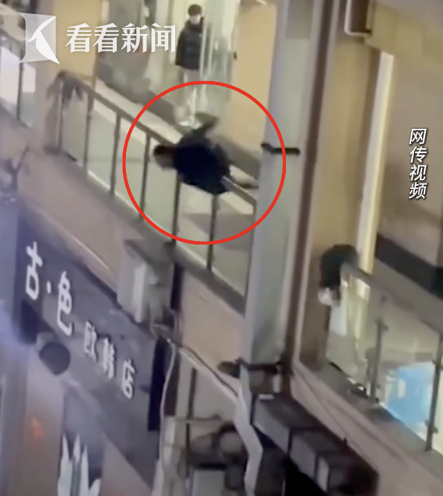 男子偷拍女厕被发现，逃跑时竟坠楼身亡——事件深度剖析与反思！内含惊人真相引人深思。