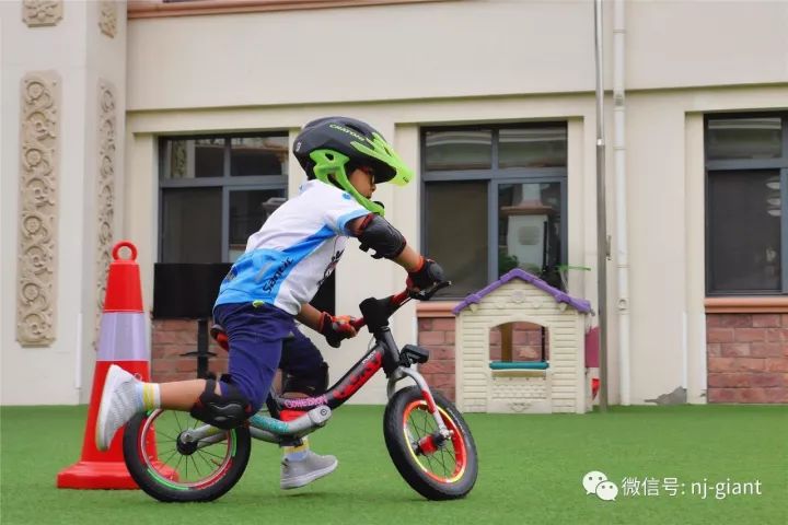 炫酷挑战！小孩哥滑板飞驰在跑步机上的惊险之旅，究竟隐藏着什么悬念？